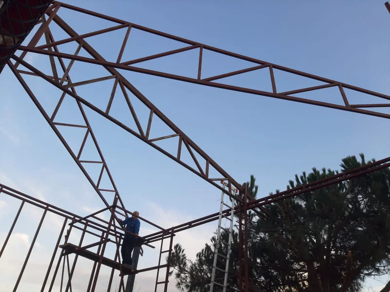 İSTAÇ — çelik çatı makaslarının uygulama aşaması